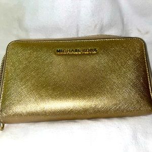 Micheal Kors wallet like new